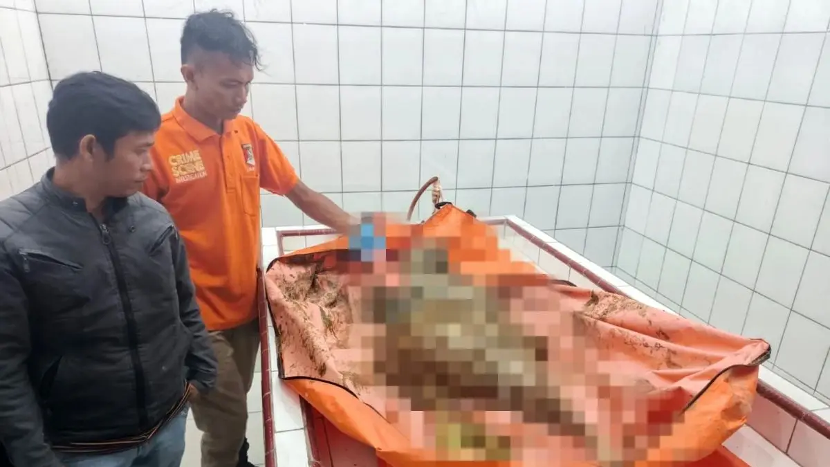 Petugas gabungan mengevakuasi kerangka manusia tanpa identitas yang ditemukan di kawasan rawa bekas lokasi banjir dan tanah longsor di Kelurahan Bonalumban, Kec. Tukka, Tapteng Minggu (26/7/2026).&nbsp;