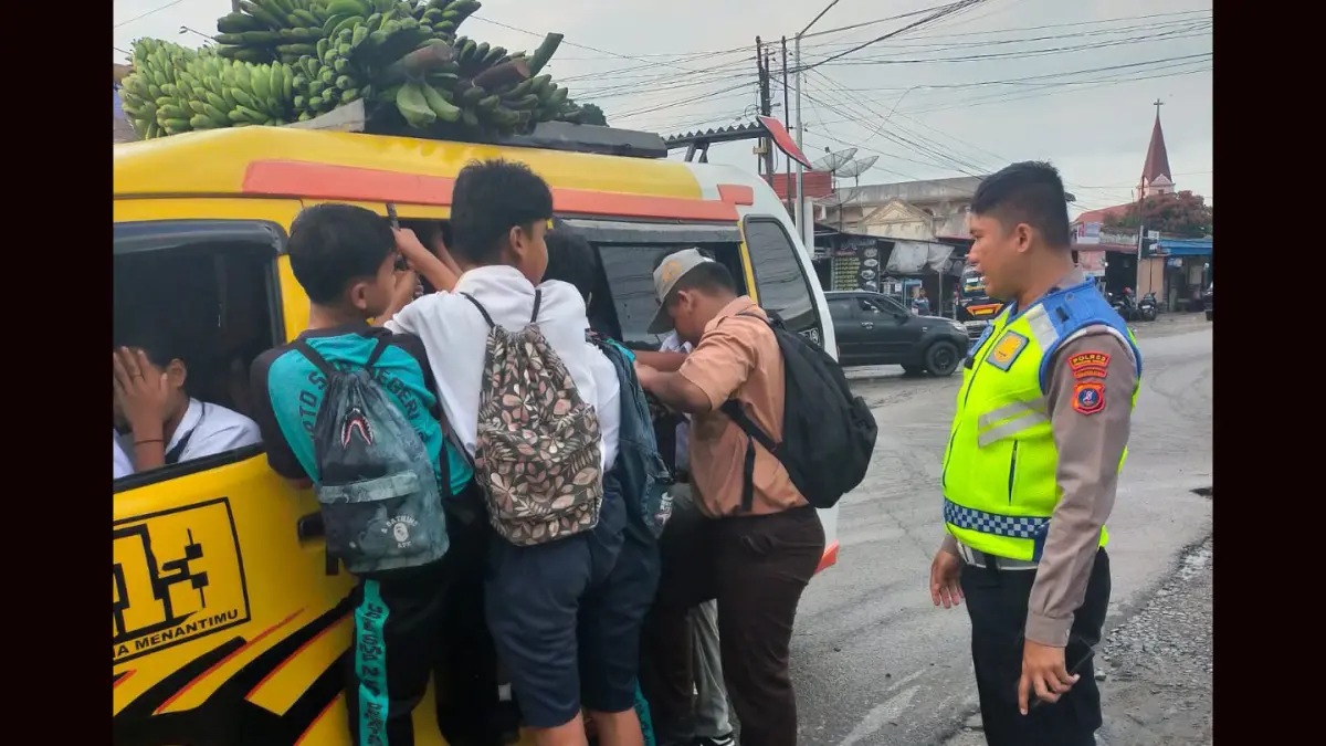 Petugas Satlantas Polres Pematangsiantar memberikan imbauan kepada sopir angkutan umum agar tidak membawa penumpang di kap maupun bergantungan di pintu kendaraan.