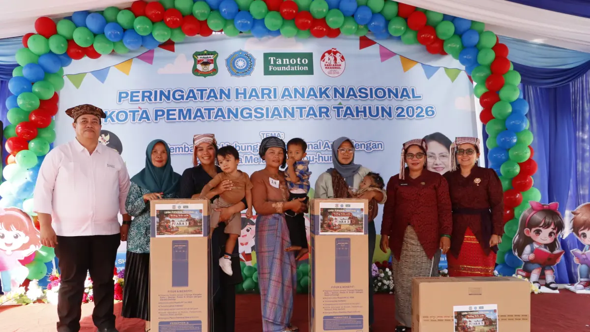 Regional Lead Tanoto Foundation Sumatera Utara, Medi Yusva (tengah), berfoto bersama para pemenang lomba Doding Urdo-urdo usai penyerahan hadiah pada puncak peringatan Hari Anak Nasional 2026 di Lapangan Adam Malik, Pematangsiantar, Senin (27/7/2026). 