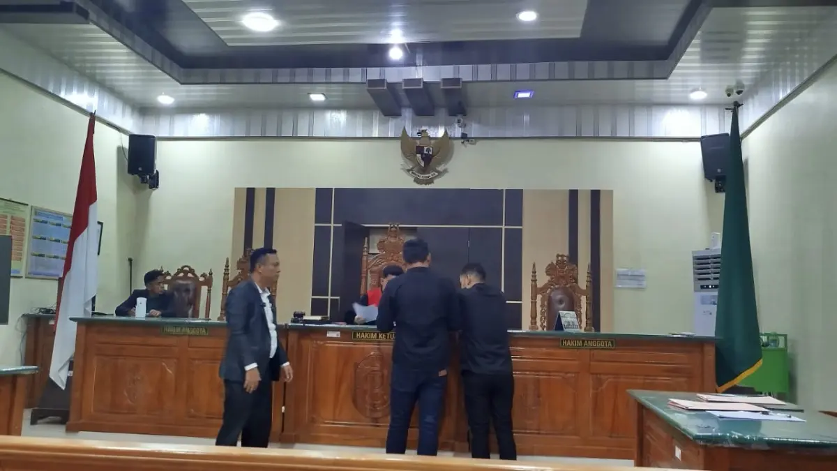 Sidang perdana permohonan praperadilan yang diajukan Bripka YML terhadap Kejaksaan Agung RI terkait penetapan status tersangka kasus dugaan korupsi bansos digelar di Pengadilan Negeri Rantauprapat, Selasa (28/7/2026). (Foto: Fajar)