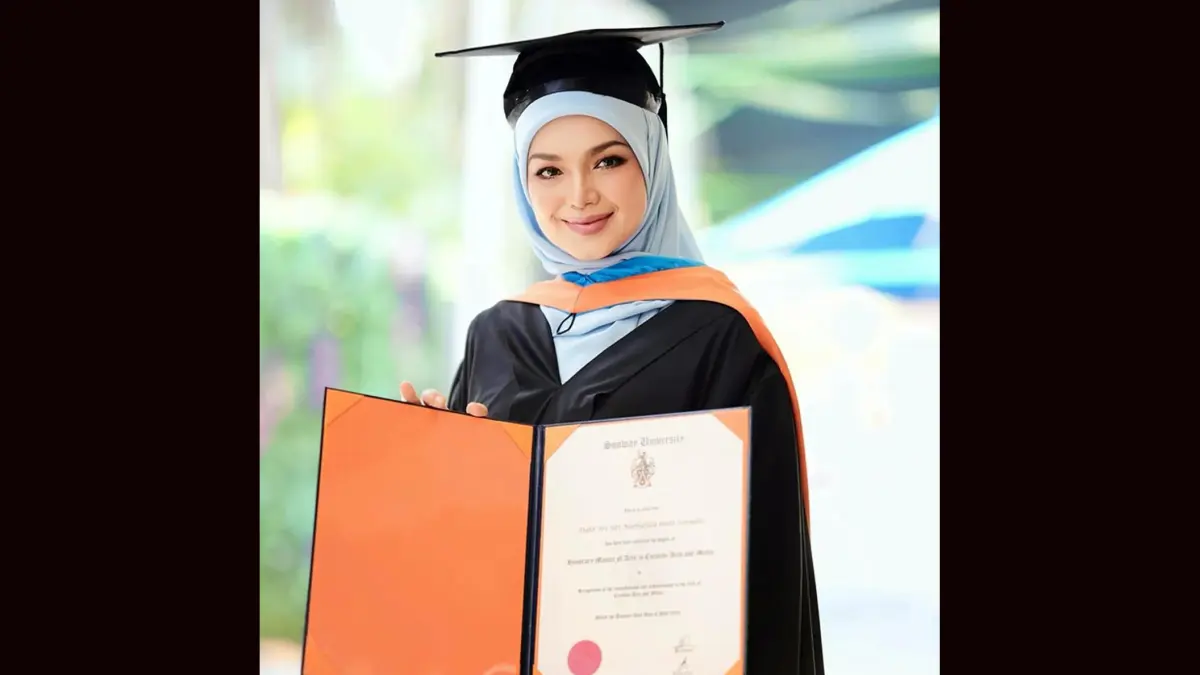 Siti Nurhaliza mengenakan toga saat menerima gelar Sarjana Kehormatan bidang Seni Kreatif dan Media dari Sunway University.