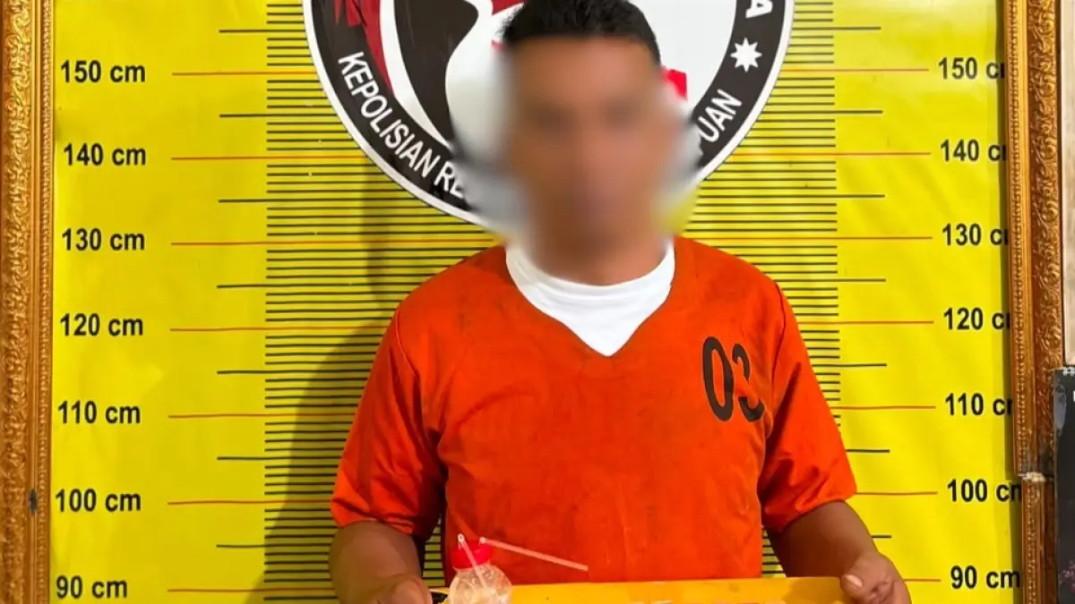 Tersangka berinisial FAM bersama barang bukti.