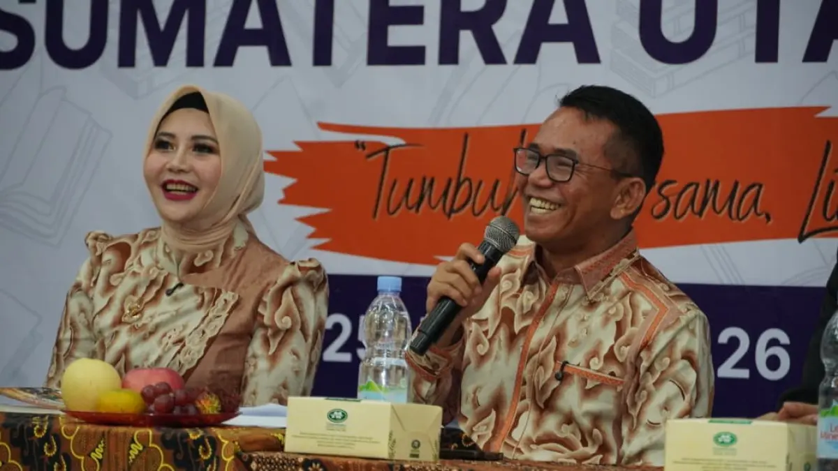 Wakil Wali Kota Medan Zakiyuddin Harahap bersama istri saat peluncuran buku biografi Cinta Tukang Parkir pada Festival Literasi Sumatera Utara 2026.