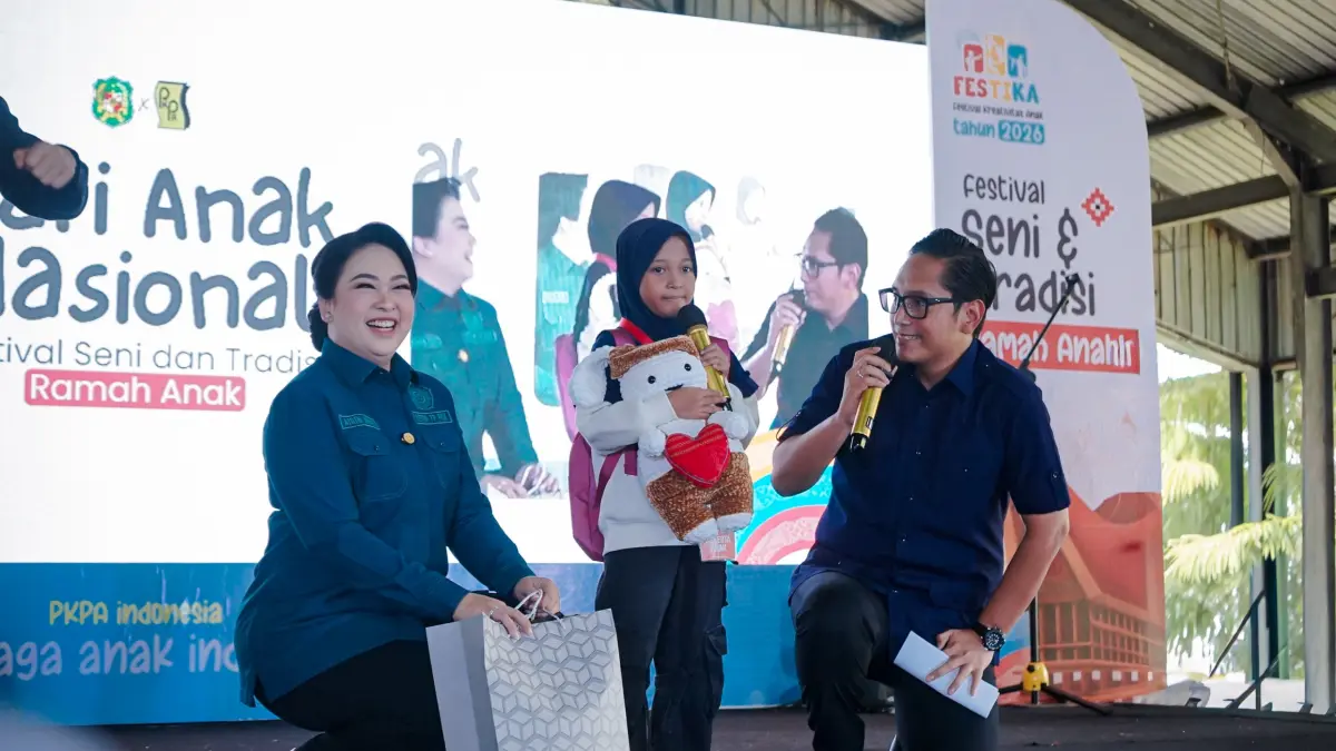 Wali Kota Medan Rico Tri Putra Bayu Waas berdialog dengan anak-anak saat peringatan Hari Anak Nasional 2026 bertajuk Festika di Gedung Pancasila Universitas Sumatera Utara (USU), Medan.&nbsp;