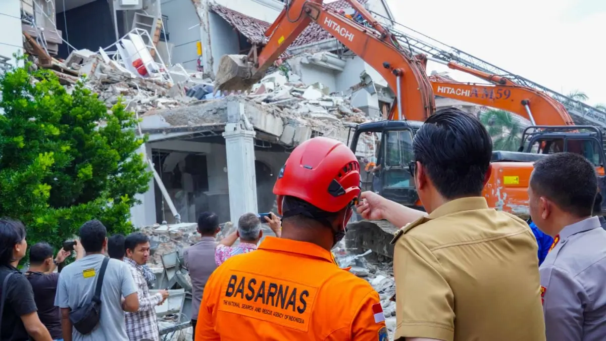 Wali Kota Medan Rico Tri Putra Bayu Waas meninjau proses evakuasi korban ledakan di Perumahan Grand Polonia. Pemko Medan mengerahkan alat berat, ambulans, dan tenaga kesehatan untuk mempercepat pencarian dua korban yang masih tertimbun reruntuhan.
