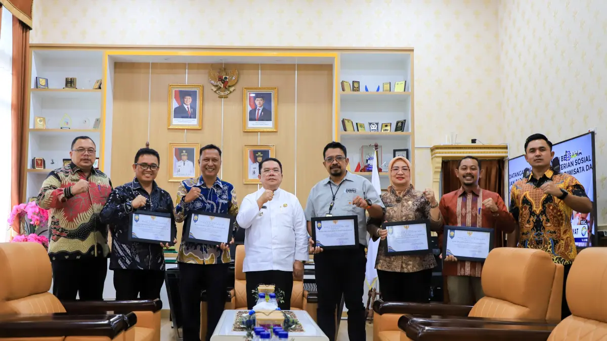  Wali Kota Siantar Wesly Silalahi menyerahkan piagam penghargaan kepada 5 OPD yang hasil evaluasi Akuntabilitas Kinerja Instansi Pemerintah (AKIP) mendapatkan nilai tertinggi.  