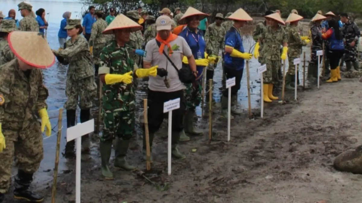 Kegiatan penanaman 10 ribu bibit mangrove berlangsung di Pantai Barat, Muara Siput Labuan Angin, Kecamatan Tapian Nauli, Kabupaten Tapanuli Tengah, Sumatera Utara (Sumut).