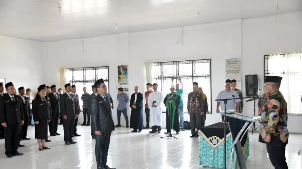 Pelantikan dan pengambilan sumpah/janji 35 orang Pejabat Administrator dan Pejabat Pengawas di lingkungan Pemkab Tapteng, Jumat (24/7/2026).
