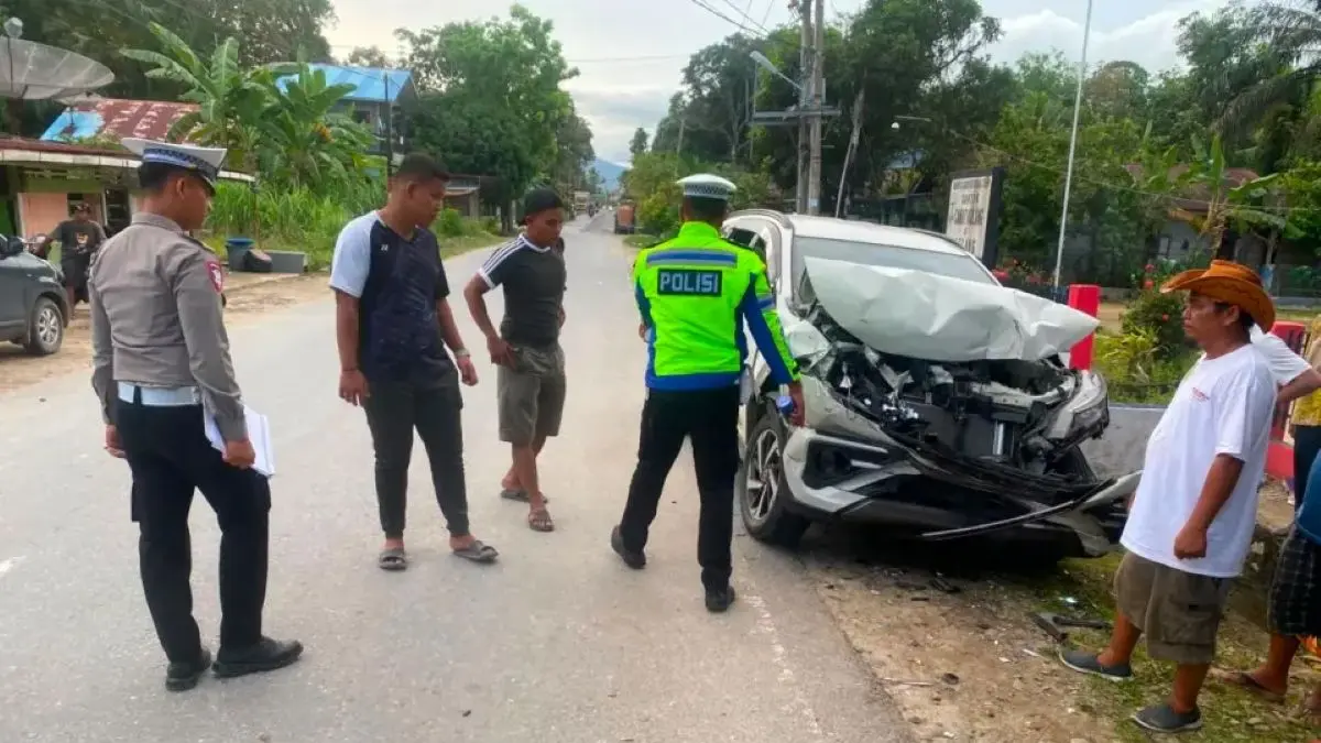 Petugas Satlantas Polres Tapanuli Tengah melakukan olah TKP kecelakaan lalu lintas beruntun yang melibatkan dua unit mobil dan seorang pejalan kaki, Minggu (26/7/2026).