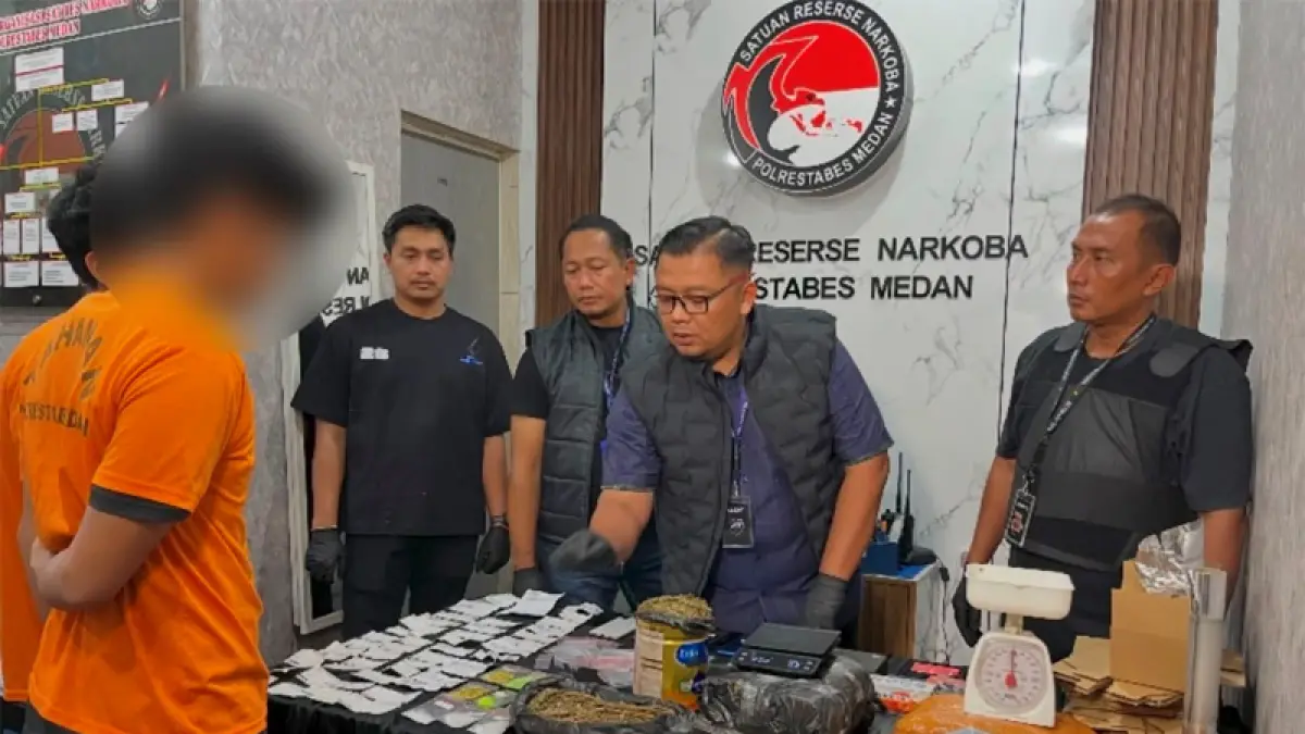 Satresnarkoba Polrestabes Medan menunjukkan barang bukti narkoba yang diamankan.
