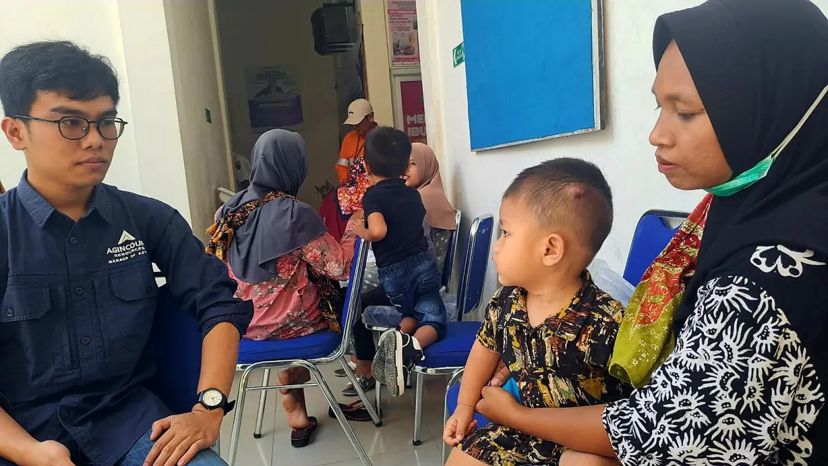 Seorang ibu warga Huntara Simarpinggan dan anaknya yang sakit antre menunggu giliran pemeriksaan di Puskesmas Simarpinggan, Kecamatan Angkola Selatan, Kabupaten Tapanuli Selatan, Rabu (29/7/2026). (Samman/MetroDaily)