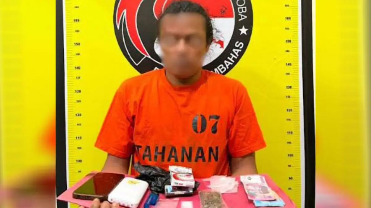 Tersangka dan barang bukti.