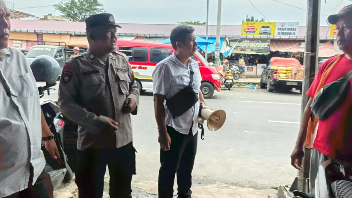 Personel Polsek Siantar Barat bersama Dinas Perhubungan Kota Pematangsiantar menertibkan parkir kendaraan dan aktivitas bongkar muat barang di Jalan Merdeka, depan Gedung III Pasar Horas, guna mengurai kemacetan dan menjaga kelancaran arus lalu lintas.