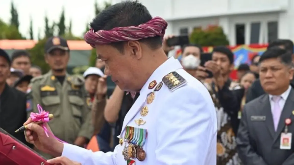 Bupati Humbang Hasundutan Oloan Paniaran Nababan menandatangani prasasti berisi 96 nama tokoh pemrakarsa pembentukan Kabupaten Humbahas pada peringatan HUT ke-23 Humbahas di Bukit Inspirasi, Doloksanggul.