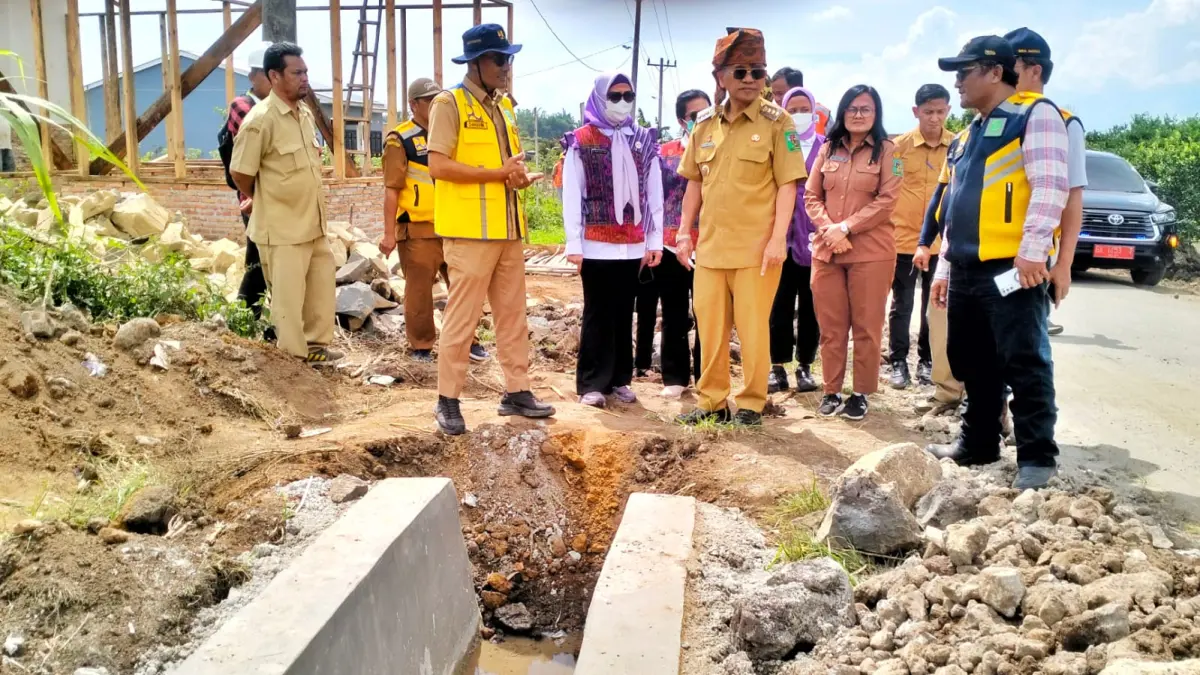 Bupati Simalungun Anton Achmad Saragih saat melakukan kunjungan kerja ke Kecamatan Dolok Silou dan menyampaikan alokasi anggaran pembangunan Rp12,8 miliar untuk infrastruktur, pertanian, serta fasilitas pelayanan publik.