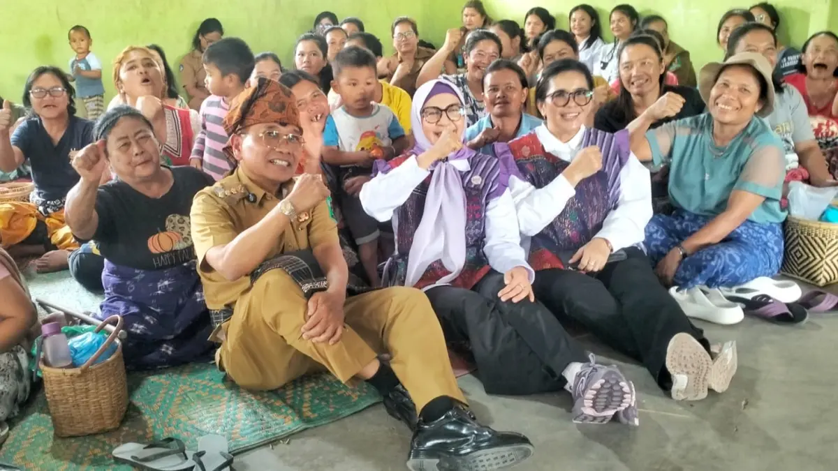 Bupati Simalungun Dr. H. Anton Achmad Saragih dan Ketua TP PKK bersama warga Dolok Silau.