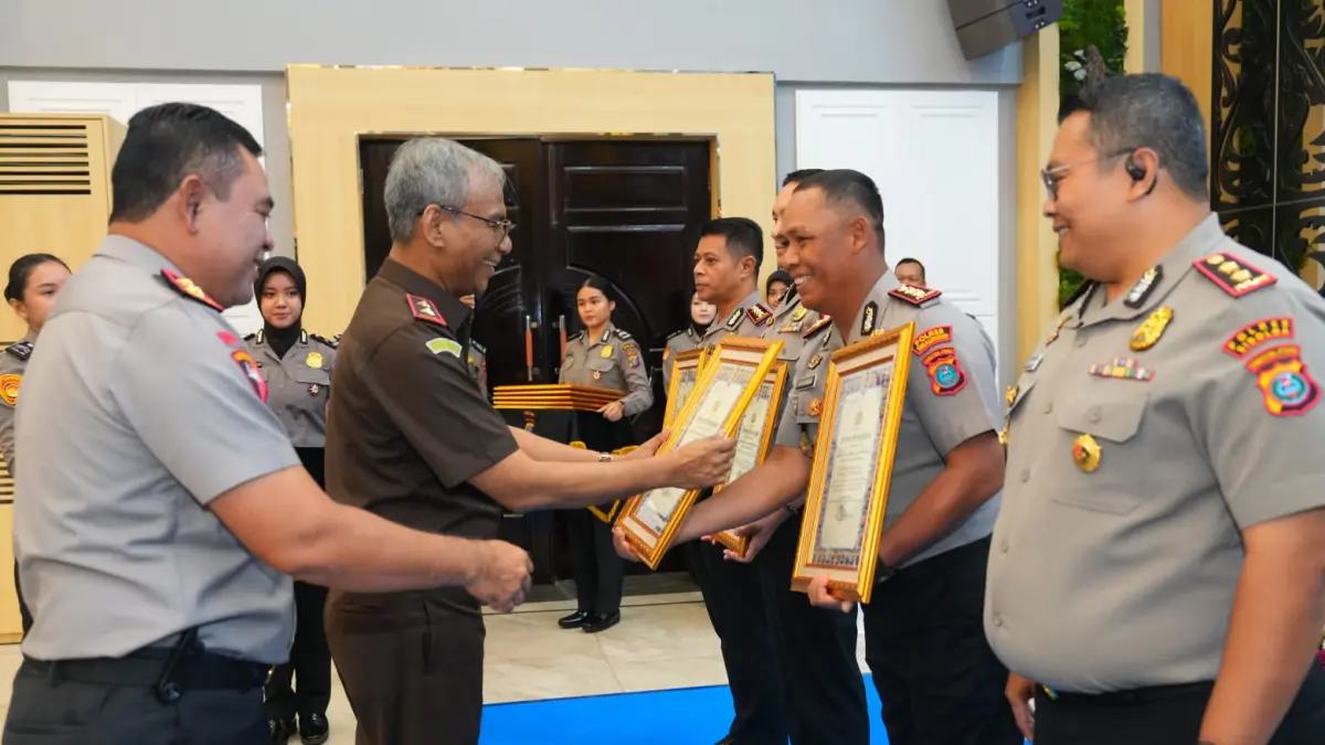 Kapolres Simalungun AKBP Marganda Aritonang menerima dua piagam penghargaan dari Kapolri yang diserahkan Kapolda Sumut Irjen Pol Whisnu Hermawan Februanto di Mapolda Sumut atas prestasi Pelayanan Prima dan predikat Wilayah Bebas dari Korupsi (WBK).