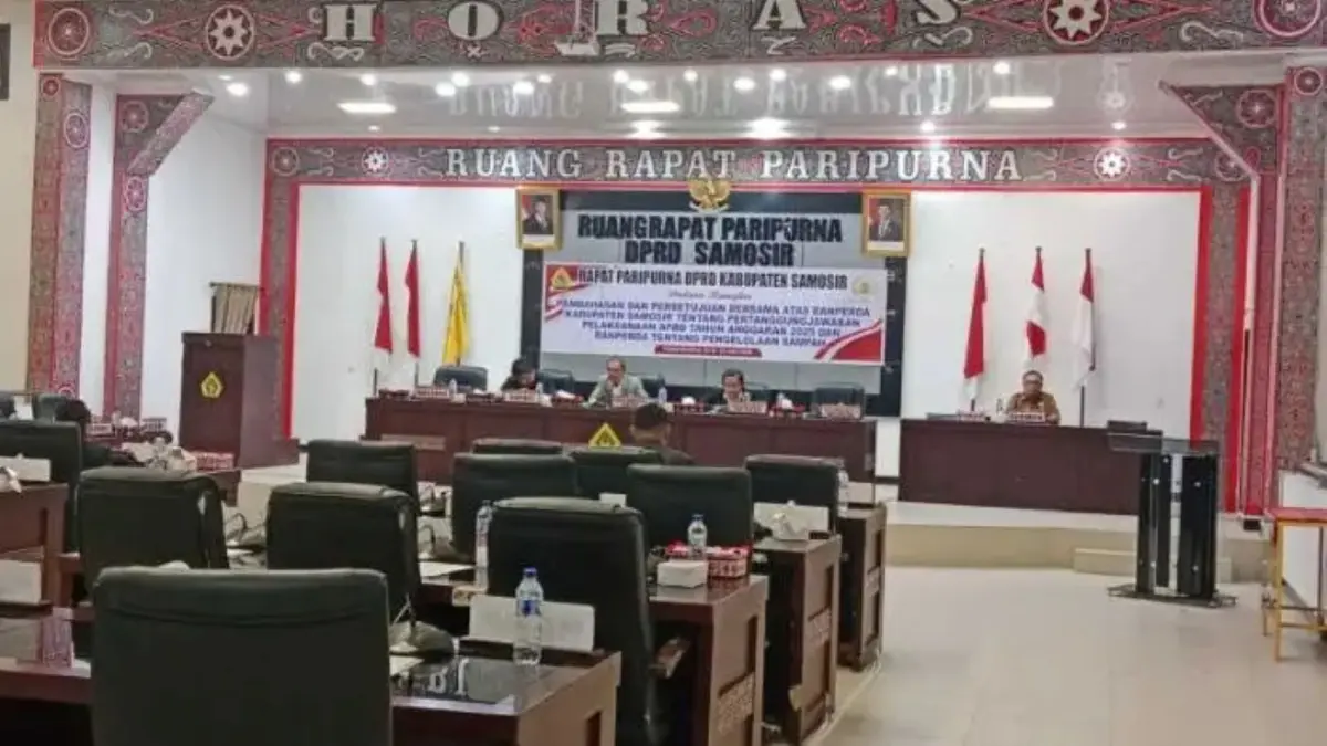 Ketua DPRD Samosir Nasip Simbolon memimpin rapat paripurna yang akhirnya batal digelar setelah tiga kali diskors karena jumlah anggota DPRD yang hadir tidak memenuhi kuorum.