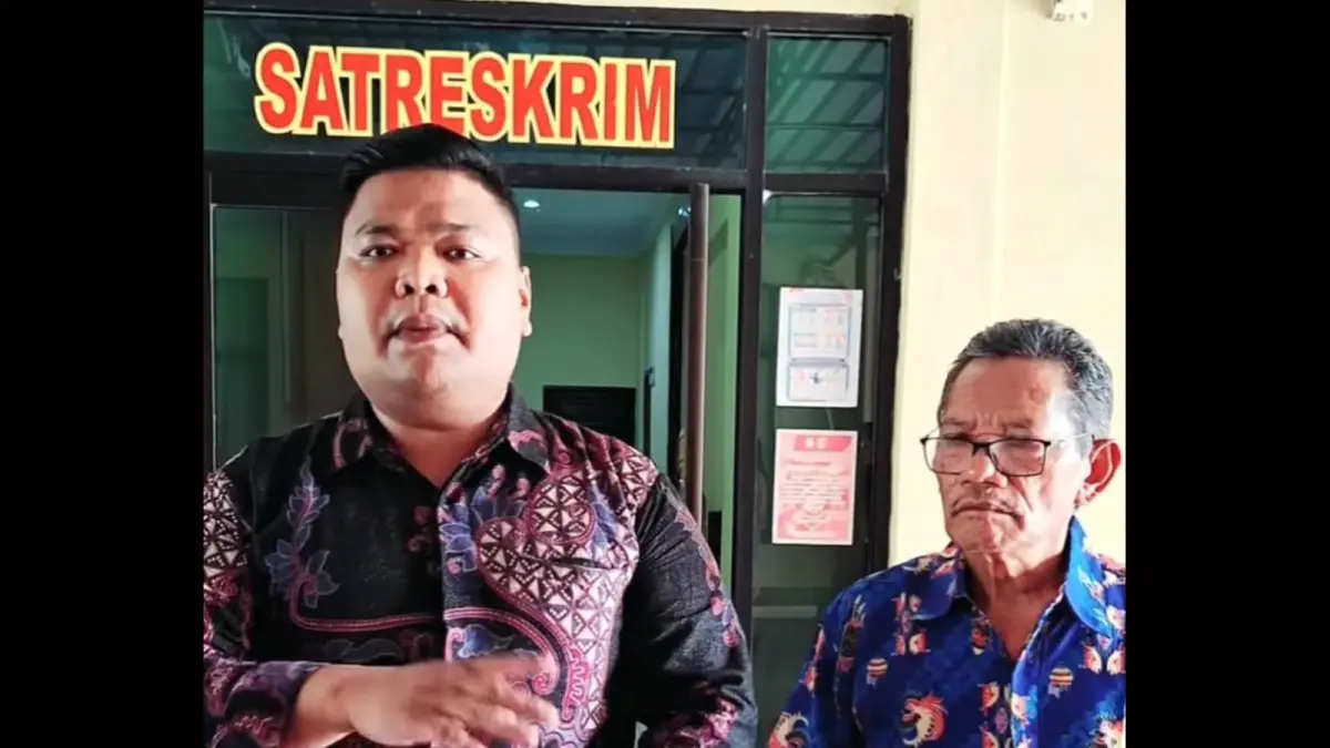 Kuasa hukum Sahat Sihombing, Erwin Pangihutan Situmeang, memberikan keterangan kepada wartawan usai mendampingi kliennya menjalani pemeriksaan di Satreskrim Polres Tapanuli Tengah.