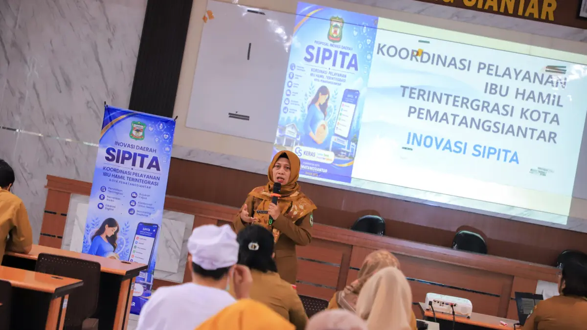 Kepala Bidang Kesehatan Masyarakat Dinkes Kota Pematangsiantar Ari Puji Astuti meluncurkan inovasi SIPITA pada Pertemuan Koordinasi Lintas Program dan Lintas Sektor Penurunan Angka Kematian Ibu dan Angka Kematian Bayi di Aula Bhakti Husada Dinkes Pematangsiantar. 