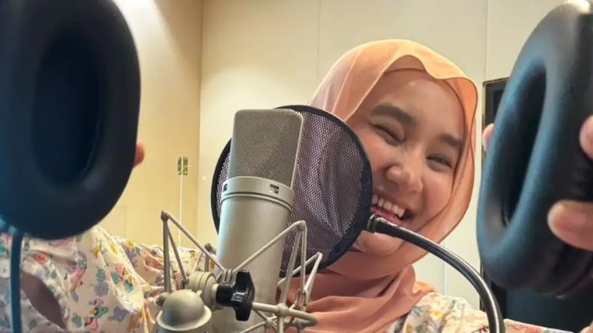 Penyanyi Fatin Shidqia Lubis memberi sinyal comeback setelah terlihat menjalani proses rekaman di studio. 