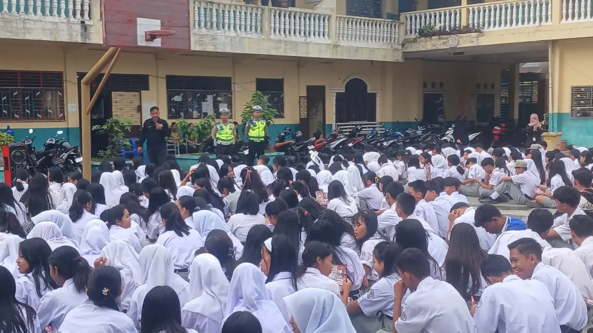 Personel Satlantas Polres Pematangsiantar memberikan edukasi keselamatan berlalu lintas kepada siswa SMK/SMA Swasta YP Pelita di Jalan Melanthon Siregar, Pematangsiantar, Senin (27/7/2026).