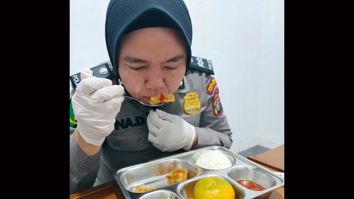 Personel Seksi Dokkes Polres Simalungun melakukan pemeriksaan keamanan pangan (food safety) di salah satu SPPG. Sebanyak 8.305 porsi Makan Bergizi Gratis dinyatakan aman setelah seluruh sampel makanan lolos uji organoleptik dan kimia.