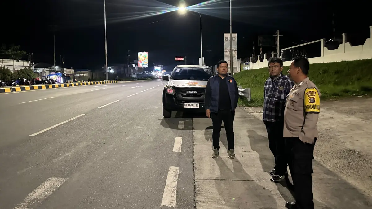 Personel Unit Resmob Satreskrim Polres Simalungun melaksanakan patroli malam di kawasan Pintu Tol Sinaksak hingga Jalur Lintas Sumatera untuk mengantisipasi aksi geng motor, balap liar, dan berbagai gangguan kamtibmas.