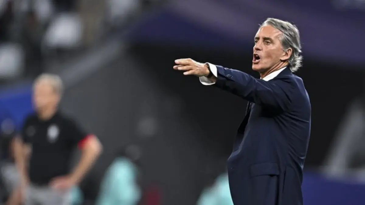 Roberto Mancini resmi kembali dipercaya menangani Timnas Italia. Federasi Sepak Bola Italia (FIGC) menunjuk kembali pelatih yang pernah membawa Azzurri menjuarai Euro 2020 tersebut sebagai pelatih kepala baru.