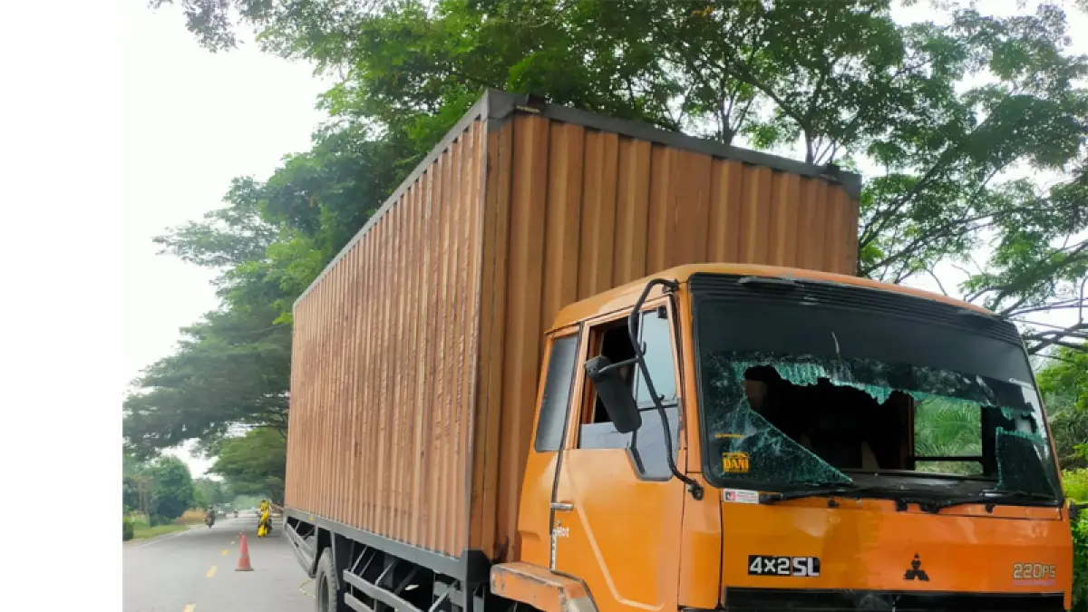 Salah satu kendaraan yang terlibat kecelakaan di Jalinsum Asahan.
