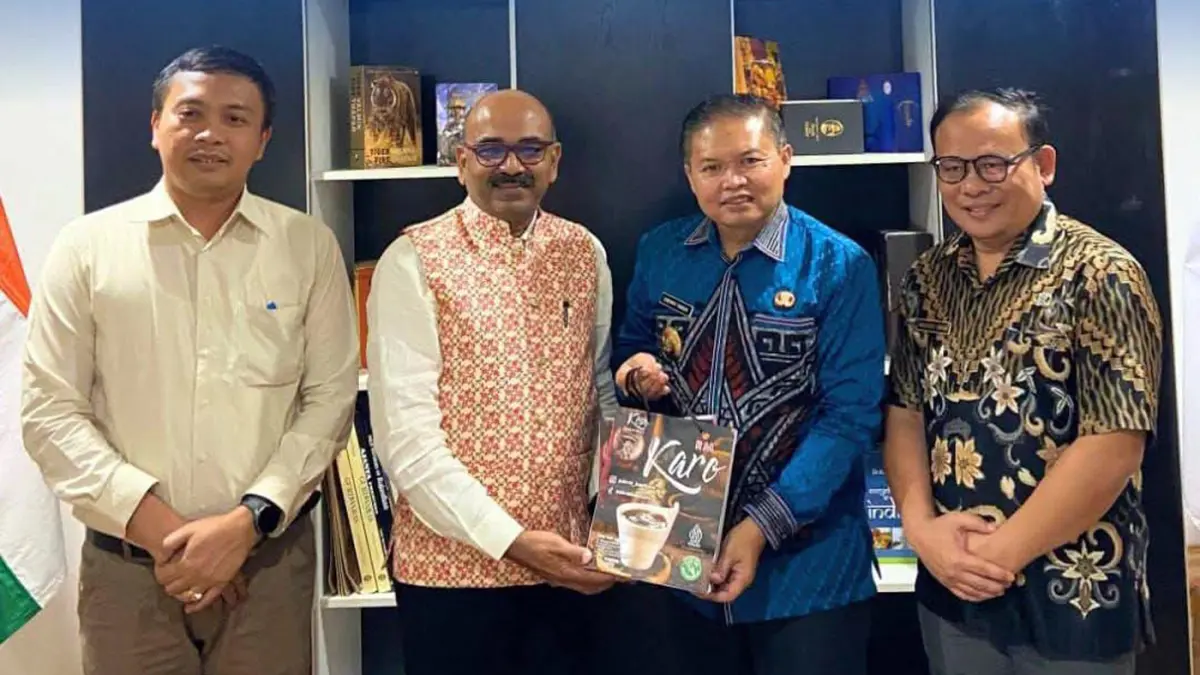 Wakil Bupati Karo Komando Tarigan menyerahkan undangan resmi Festival Bunga dan Buah 2026 kepada Konsul Jenderal India untuk Sumatra, Ravi Shanker Goel, di Medan.