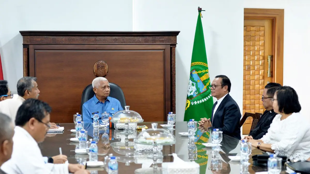 Wakil Gubernur Sumatera Utara Surya menerima audiensi pengurus HKBP di Kantor Gubernur Sumut, Medan, terkait pelaksanaan Minggu Ekologi 2026 yang akan menyalurkan 20 ribu bibit pohon di wilayah Tapanuli Raya. (Foto: Diskominfo Provsu)