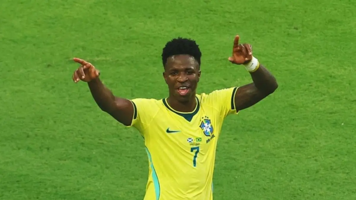 Winger Real Madrid, Vinicius Junior, dikabarkan tetap bertahan di Santiago Bernabeu meski menjadi target utama Arsenal. 
