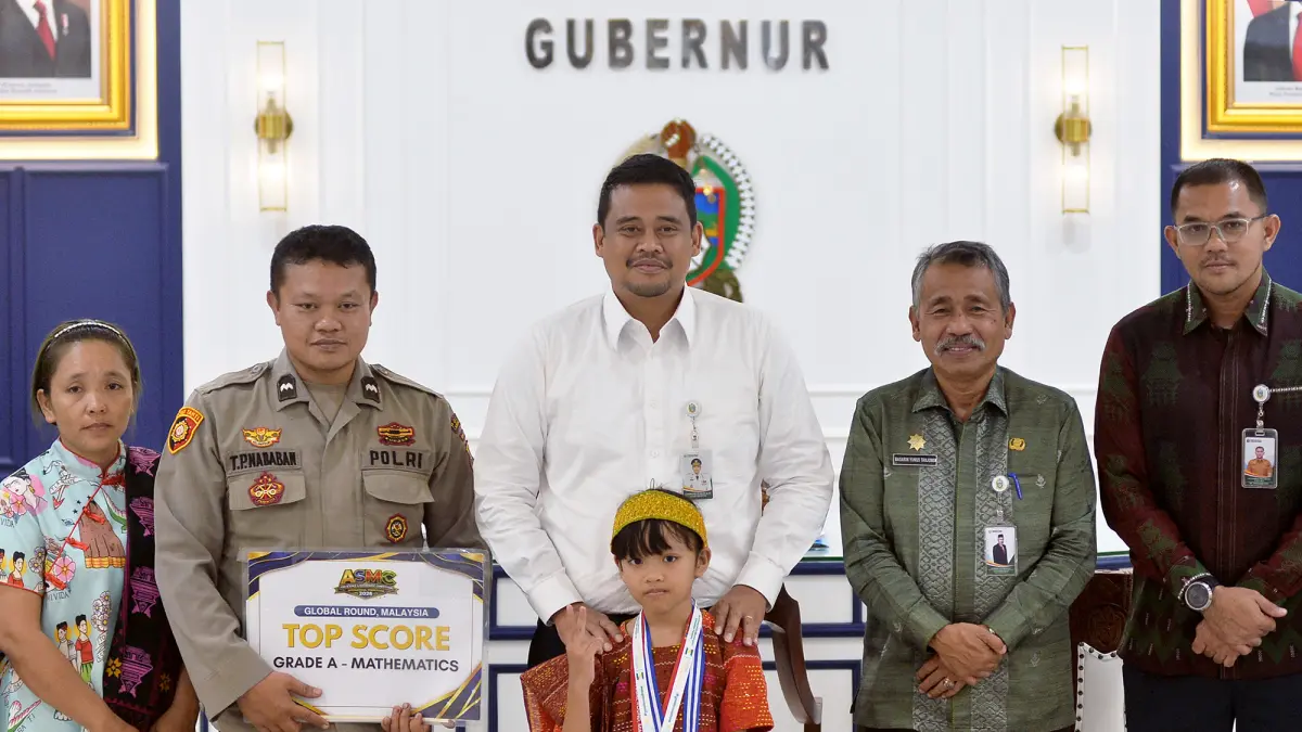 Gubernur Sumut Muhammad Bobby Afif Nasution menerima Caroline Cicilia Nababan, siswi SD Negeri 18 Rantau Selatan, Labuhanbatu, peraih medali emas Asia Science & Mathematics Competition (ASMC) Global Round 2026 di Malaysia, di ruang kerja Gubernur Sumut, Medan, Kamis (30/7/2026). 