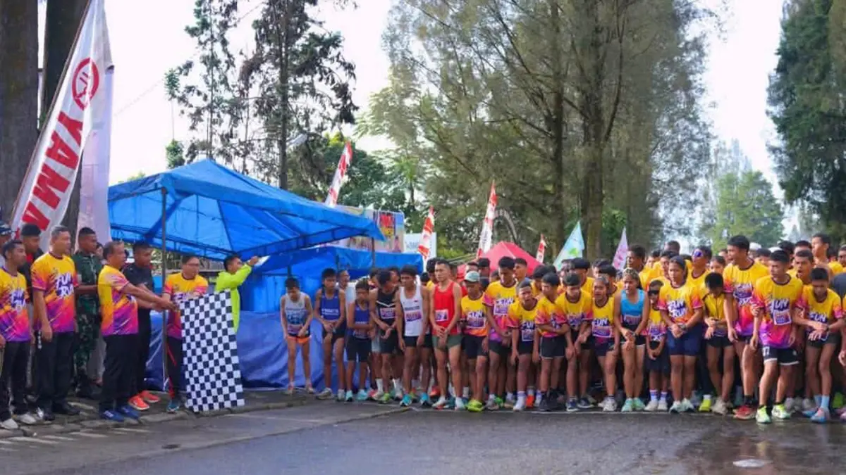 Bupati Karo Antonius Ginting bersama Wakil Bupati Komando Tarigan mengibarkan bendera start sebagai tanda dimulainya Fun Run Festival Bunga dan Buah 2026 di Open Stage Berastagi.
