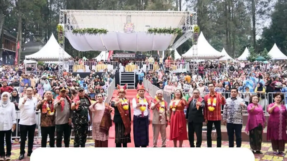 Bupati Karo Antonius Ginting membuka Festival Bunga dan Buah 2026 di Open Stage Taman Mejuah-juah, Berastagi, bersama sejumlah pejabat pusat dan daerah.