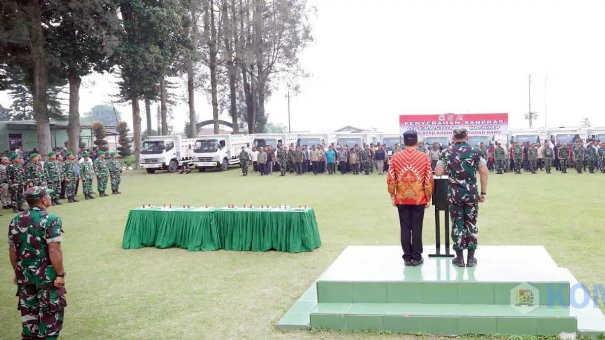Bupati Karo Antonius Ginting menyerahkan secara simbolis truk operasional kepada Koperasi Desa/Kelurahan Merah Putih di Makodim 0205/Tanah Karo.