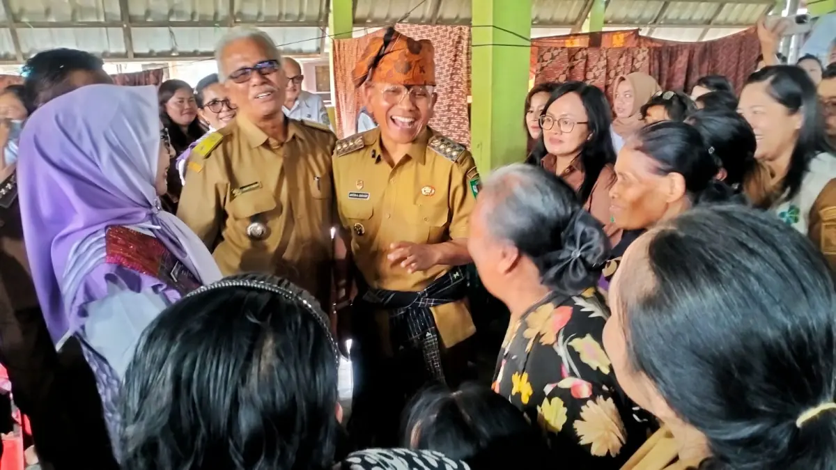 Bupati Simalungun Anton Achmad Saragih meninjau langsung pelayanan publik terpadu di Nagori Cingkes, Kecamatan Dolok Silou, yang disambut antusias masyarakat.