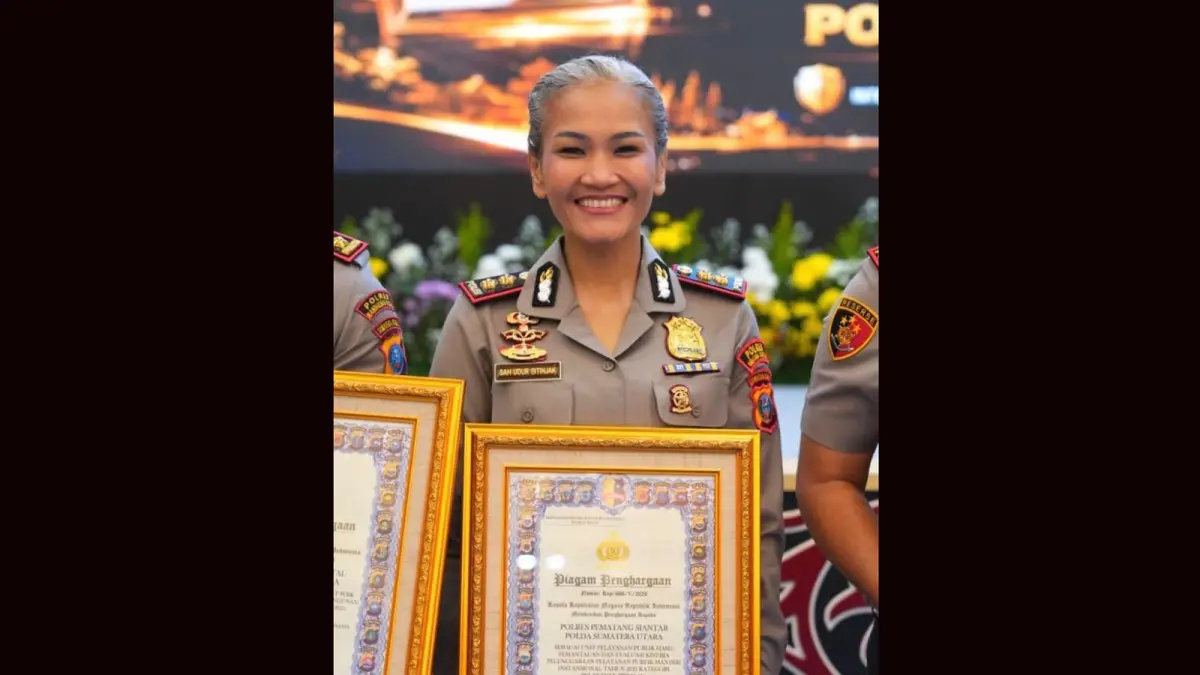 Kapolres Pematangsiantar AKBP Sah Udur Togi Marito Sitinjak menerima piagam penghargaan Pelayanan Prima Kategori A dari Kapolda Sumut di Mapolda Sumut.