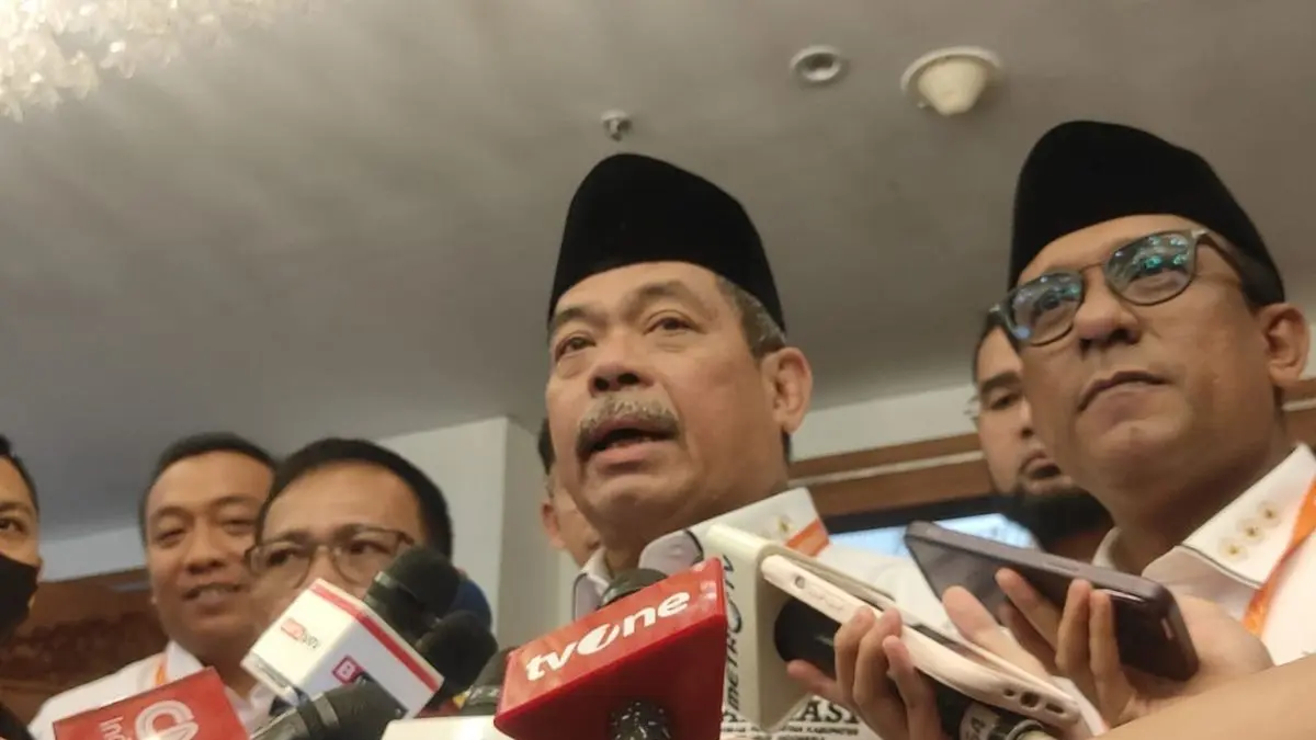 Ketua Umum APKASI Bursah Zarnubi menyampaikan berbagai persoalan yang dihadapi pemerintah kabupaten saat rapat bersama Komisi II DPR RI di Kompleks Parlemen, Jakarta.