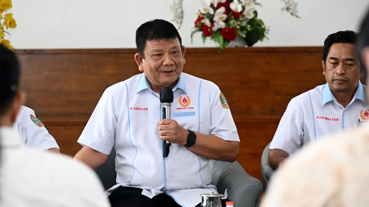 Ketua Umum KONI Sumut Kolonel TNI (Purn) Hatunggal Siregar menyampaikan program pembinaan intensif atlet menuju Porprovsu 2026 dalam konferensi pers di Lobby Dekranasda Kantor Gubernur Sumut, Medan, Jumat (31/7/2026). (Foto: Diskominfo Sumut/Fahmi Aulia)