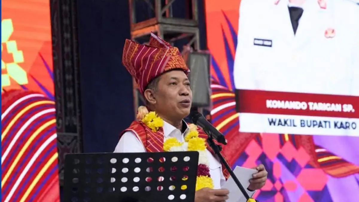 Menteri Koperasi RI Ferry Juliantono bersama Bupati Karo Antonius Ginting membuka Festival Bunga dan Buah 2026 di Taman Mejuah-juah, Berastagi.