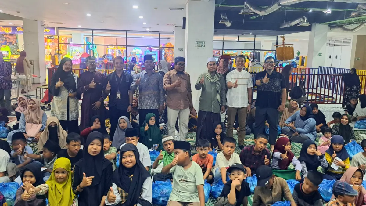 Pimpinan ATC dan Plaza Anugrah Padangsidimpuan bersama anak-anak dalam penyaluran infaq rutin, Kamis (30/7/2026) di Lantai 3 Plaza Anugrah Padangsidimpuan. (Samman/MetroDaily)