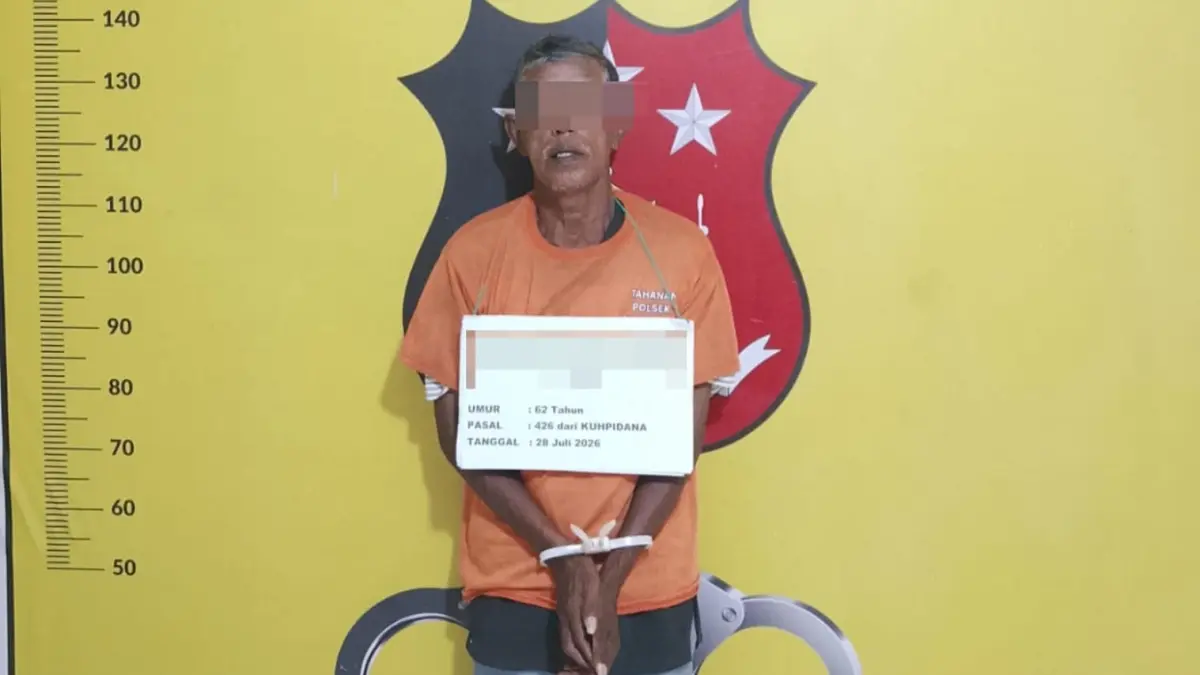 Tersangka saat diamankan polisi.