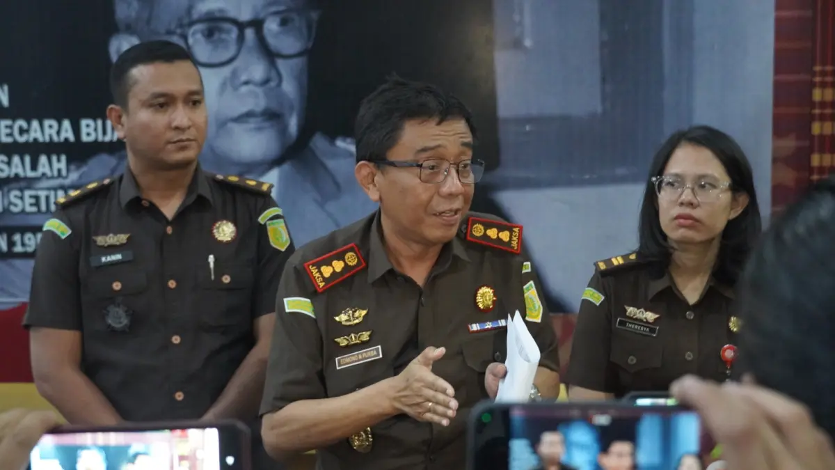 Tim Penyidik Kejaksaan Negeri Karo menahan tersangka HHM setelah menyerahkan diri dalam kasus dugaan korupsi penebangan kayu di Kawasan Agropolitan Siosar.