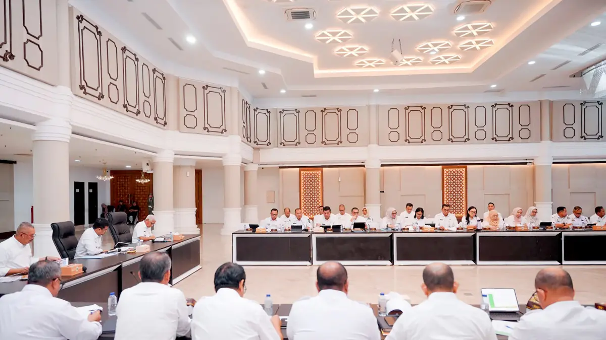 Gubernur Sumut Muhammad Bobby Afif Nasution memimpin rapat evaluasi realisasi Pendapatan Asli Daerah (PAD), keuangan, belanja daerah, serta progres Program Hasil Terbaik Cepat (PHTC) dan Proyek Strategis Daerah (PSD) di Aula Raja Inal Siregar, Kantor Gubernur Sumut, Medan, Rabu (29/7/2026). (Foto: Diskominfo Sumut)
