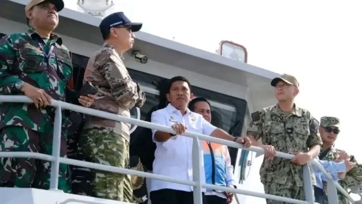 Wali Kota Sibolga Akhmad Syukri Nazry Penarik menyaksikan simulasi SAR gabungan penanggulangan kecelakaan laut dalam rangka Pacific Partnership 2026 di Pelabuhan Pelindo Sibolga.