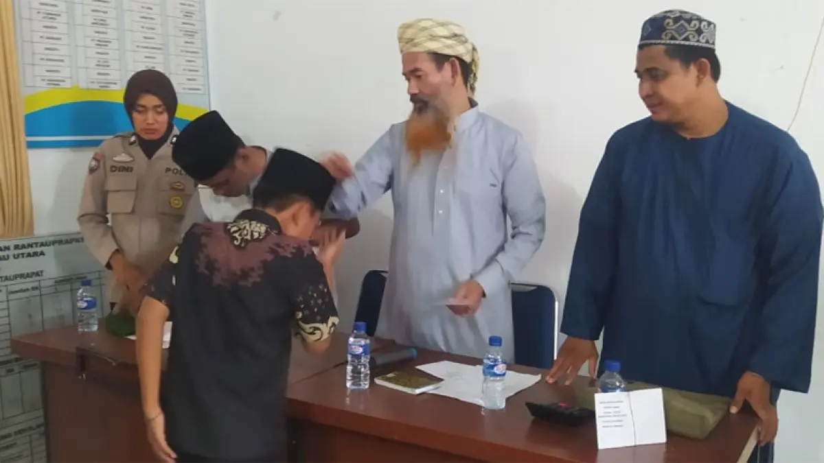 Pengurus kotak infaq pasar Gelugur Rantauprapat saat menyerahkan santunan kepada anak yatim di kantor Kelurahan Kota Rantauprapat.
