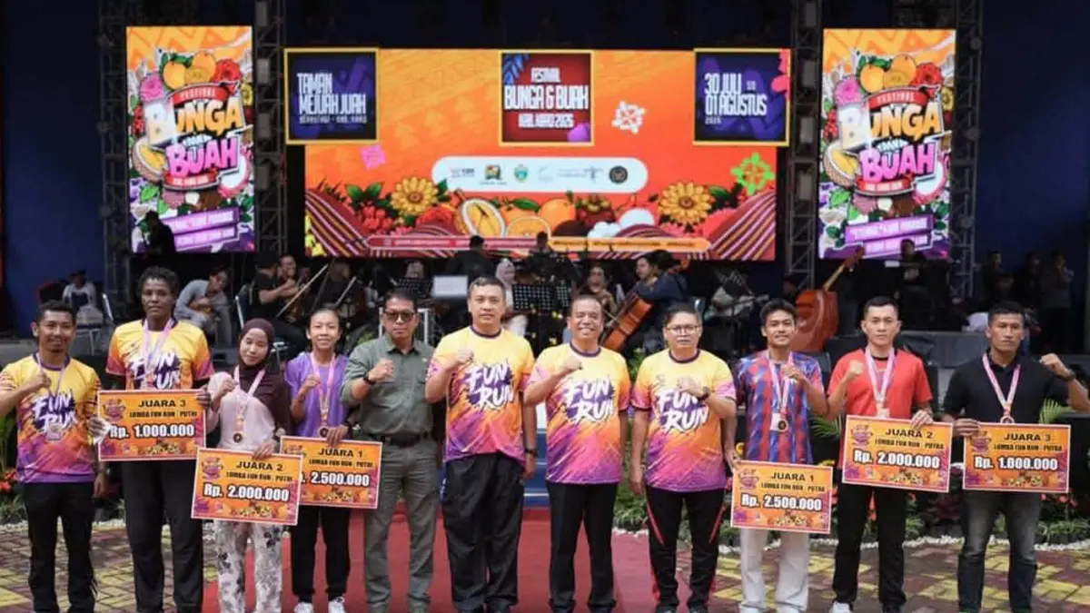 Bupati Karo Antonius Ginting bersama Wakil Bupati Komando Tarigan menyerahkan penghargaan kepada para juara Fun Run Festival Bunga dan Buah Karo 2026 di Open Stage Berastagi, Jumat (31/7/2026).