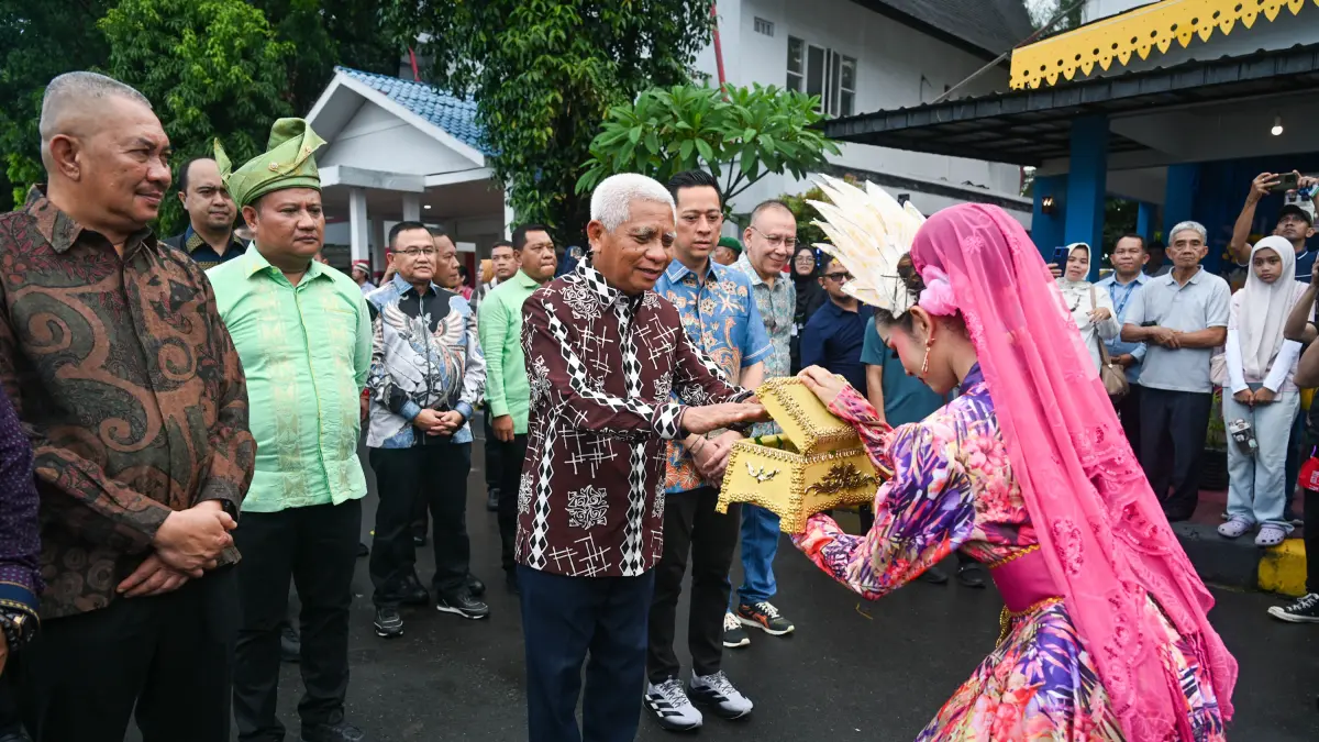 Wakil Gubernur Sumatera Utara Surya menutup Pekan Raya Sumatera Utara (PRSU) ke-50 Tahun 2026 di Panggung Utama PRSU, Jalan Jenderal Gatot Subroto, Medan, Minggu (2/8/2026). Penyelenggaraan selama sebulan mencatat putaran ekonomi sekitar Rp50 miliar dan dikunjungi 161.309 orang.